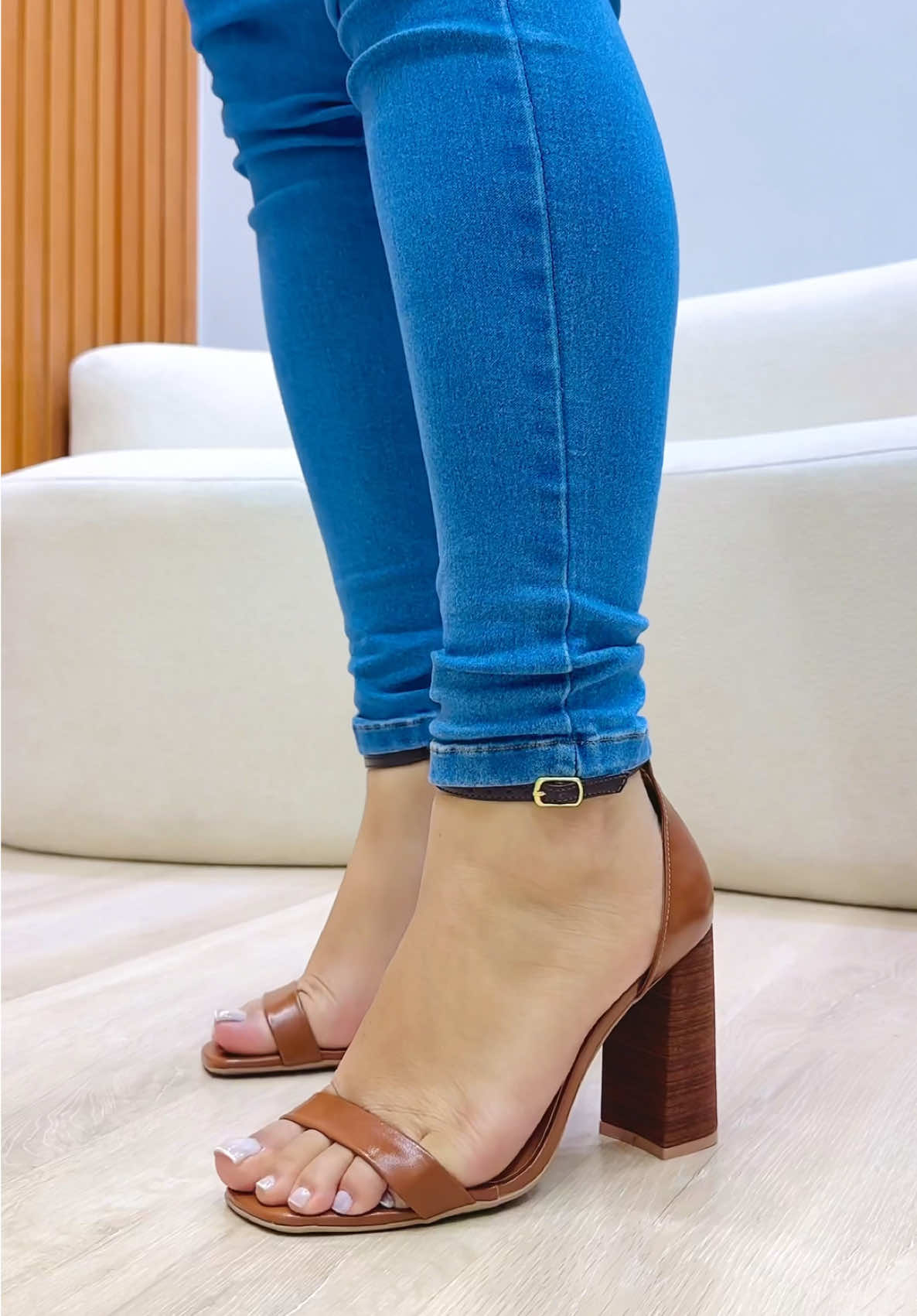 Nossa Sandália Caramelo voltou com tudo 🤎 usaria? #modafeminina #sapatosfemininos #calcadosfemininos #sandaliasfemininas #lojadecalcadosfemininos 
