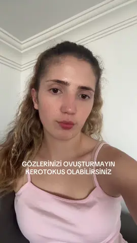 Keratokonus, gözün şeffaf ön kısmı olan korneanın kademeli olarak incelip koni şeklinde dışarı doğru çıkıntı yaptığı bir göz rahatsızlığıdır. Bu, bulanık görme, çift görme, artan miyopluk, düzensiz astigmatizma ve ışık hassasiyeti gibi bozuk görüşe neden olur ve bu da yaşam kalitesini düşürebilir. Gözlerimizi neden ovuşturmamalıyız? Sonuçları neler olur? Kerotokonus gözlerimizde nasıl oluşur? Bundan bahsettim umarım sizde bilgilenmiş olursunuz. Testlerinizi ihmal etmeyin doktorunuza sorun mutlaka film çekilmesini isteyin  #göz #lazer #gözsağlığı #gözlük #lens 