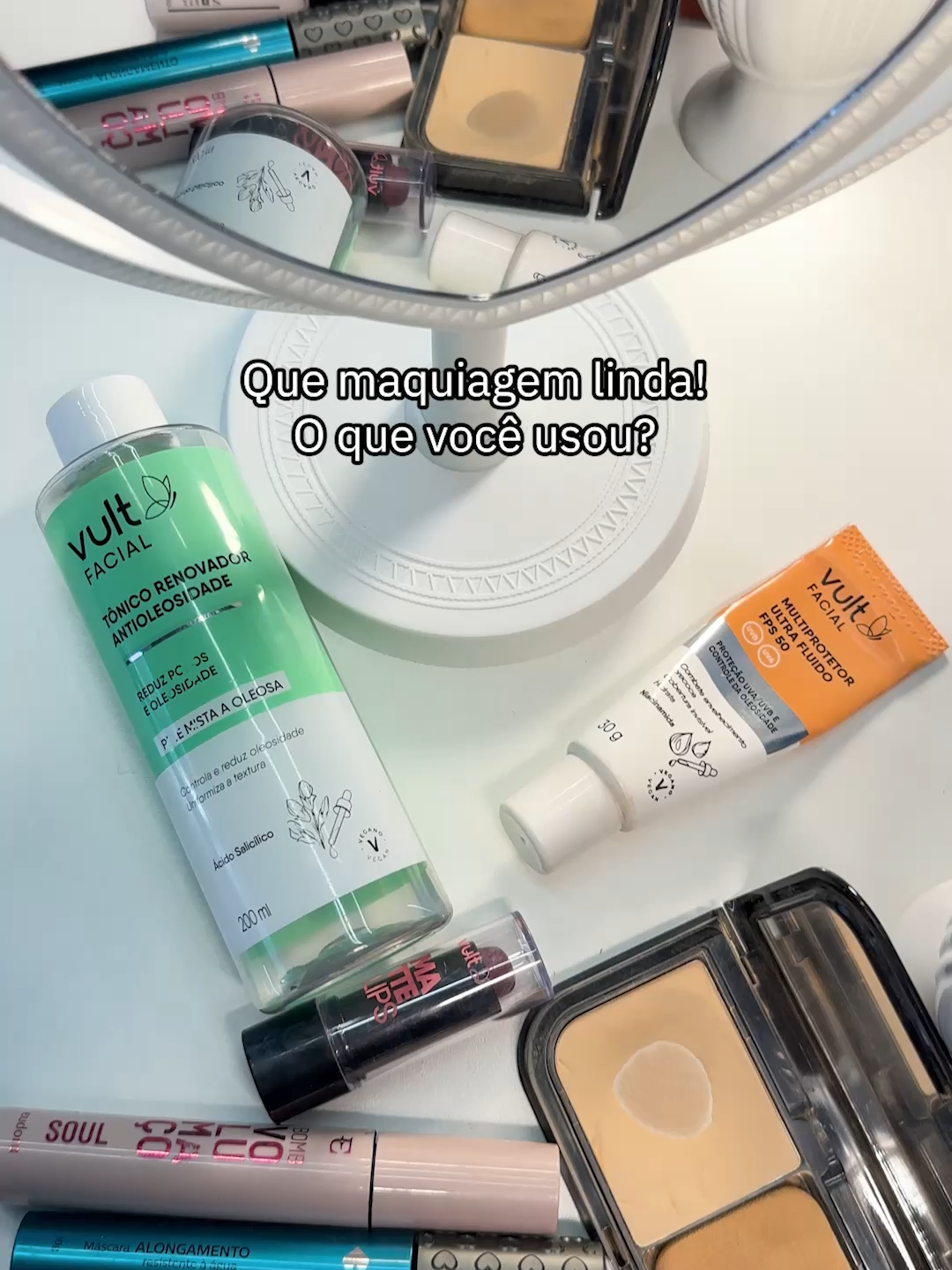 Quando você está no Project Pan e te elogiam! 🥰 Project Pan é um desafio de beleza que te incentiva a usar seus produtos de forma intencional até o fim. É uma forma de consumir de maneira mais consciente, evitando o desperdício e valorizando o que você já tem.  E nossos produtos refiláveis têm tudo a ver com esse movimento. Afinal, cuidar do planeta também é uma forma de autocuidado. 💙🌎 #GrupoBoticario #ProjectPan #ConsumoConsciente #PraGeralVer: Vídeo sobre o Project Pan. Inicia com o texto: “Que maquiagem linda! O que você usou?”. Na sequência, bancada com vários estojos de maquiagem e produtos de maquiagem usados, como pincéis, corretivo, batom, máscara para cílios . O vídeo foca nas mãos de uma pessoa manipulando as embalagens e usando pincel. Depois, o texto muda: “Que cheiro bom! O que você usou?”. Cenas de mãos usando hidratante corporal do Boticário. Recebendo uma sacola com refis Nativa Spa. Cortando refil de embalagens de hidratantes de Nativa Spa e despejando o conteúdo em seus frascos reutilizados. Finaliza utilizando o produto.