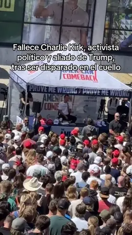 Hoy, durante un evento en la Utah Valley University, el activista conservador Charlie Kirk fue víctima de un tiroteo mientras daba una presentación.