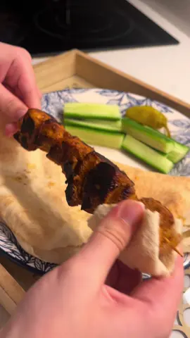 الذ واسهل شيش طاووق للبيت🧑‍🍳🤍  الوصفة: صدور دجاج نقطعها مكعبات، بهارات دجاج، ببريكا، ملح، كركم، فلفل اسود، بودره كمون، معجون طماطم، دبس فليفلة، شوي زبادي، شوي زيت زيتون. نحطهم بعود شواء وبينهم الخضروات الي نحبها مثل الفلفل البارد والبصل وهكذا. وبعدها على الصاج لين ما تستوي وتتحمر.. وبالعافية.🤍 #explore #cooking #اكسبلورexplore #طبخ #جوع_اخر_الليل 