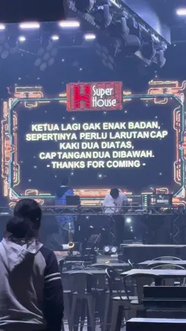 Kadang yang kita cari bukan harta atau pesta, cuma pelukan sederhana yang bikin hati merasa pulang.”
