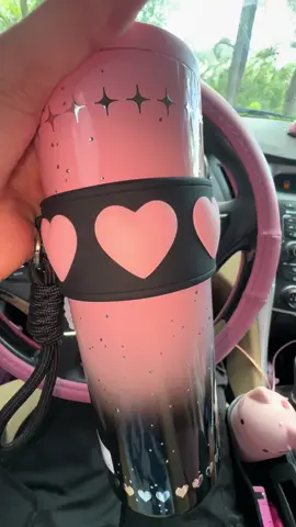 The cutest water bottle everrr stainless steal on the inside so keeps your drinks cold for hours🤏🏼🤏🏼😍😍😍💗