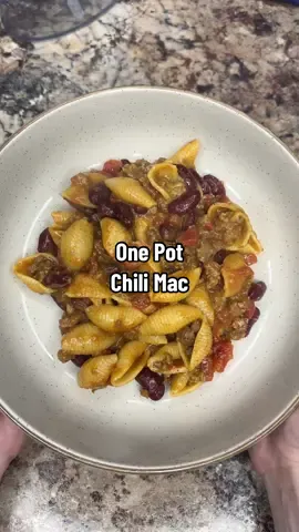 This one pot chili Mac is such an easy dinner and perfect for the fall! #dinner #DinnerIdeas #pastarecipe #quickrecipes #comfortfood 