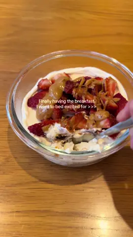 Overnight cheesecake weetbix 🍓🥣🥜 #mealideas #healthymealideas #healthybreakfast #highprotein #yogurt 
