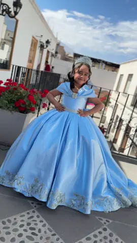 Vestido de promoción inicial dos piezas 👑✨ Contáctanos al 📲918909314 para reservar tu cita 🥰  Makeup & Style: @@pontebella_emily_makeup  . . . #limaperu🇵🇪 #arequipa🇵🇪 #fyp #viral #promocioninicial 