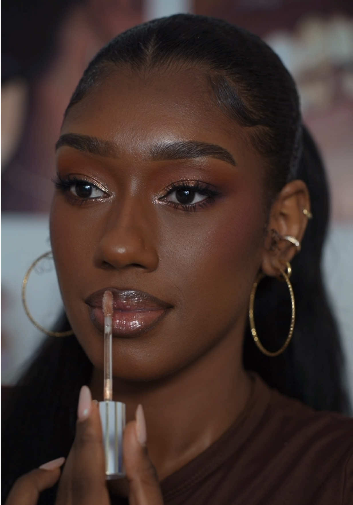 Tutorial 🤎✨💫 Produtos usados:  Base cor 80, contorno cor 04 e paleta de sombras Neutrals  @linhaniinasecrets  Corretivo cor a7 @catharinehilloficial  Pó solto cor N06 @givenchybeauty  Bruma fixadora @vult  Máscara de cílios bad gal bang @benefitbrasil  Contorno labial cor Brown’d Out @fentybeauty  Gloss cor So Golden @maccosmeticsbrasil  Usariam essa Makeeee? 🥰 #makeuptutorial #makepelenegra