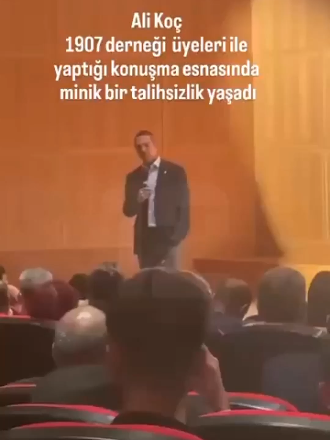 Fenerbahçe başkanı Ali Koç, salonda konuşma yaptığı sırada düştü. #footballtiktok #footballfunny #funnymoments #footballfuny #galatasaray #transferhaberleri #transfergündemi #osimhen🇳🇬 #osimhengalatasaray #juventus #futbol⚽️ #osimhen #transfer #fenerbahçe #futbol #alhilal #süperlig #napoli #mourinho