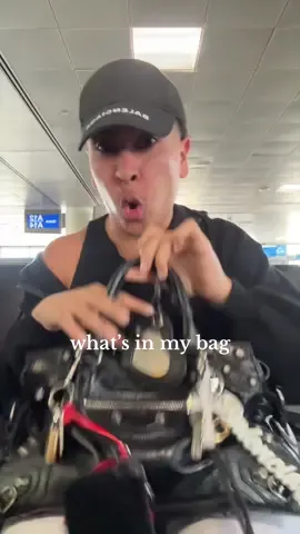 just the essentialsUHH #whatsinmybag #travel #bag #essentials #fyp 