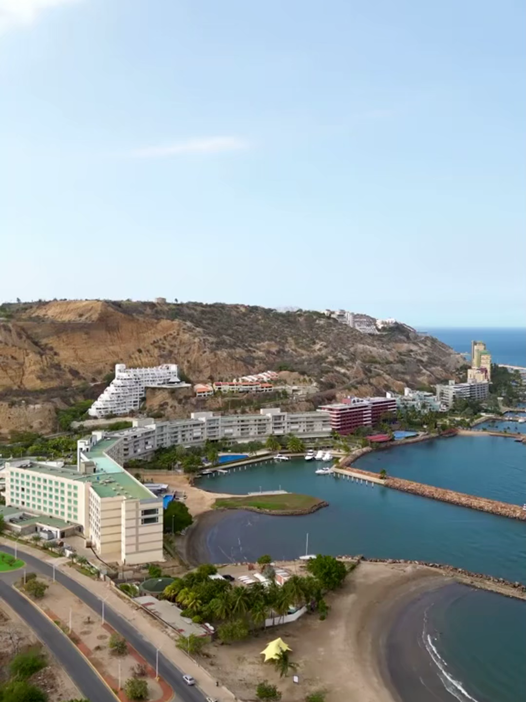 Descubre el Cerro El Morro en Lechería, estado Anzoátegui, uno de los lugares más icónicos y visitados de la región. 🌅 Desde su mirador podrás disfrutar de vistas panorámicas únicas del Mar Caribe, la Bahía de Pozuelos, los canales de Lechería y la laguna del Morro. Este paraíso natural es perfecto para los amantes de la fotografía, el senderismo y quienes buscan un lugar para desconectarse y respirar aire puro. Además, es uno de los mejores sitios para contemplar atardeceres inolvidables que pintan el cielo de tonos dorados, naranjas y púrpuras. Si visitas Anzoátegui, el Cerro El Morro es una parada obligatoria. 🏞️✨ #Venezuela #datoscuriosos #viral #usa #fenómenosnaturales #Naturaleza #anzoategui #fyp