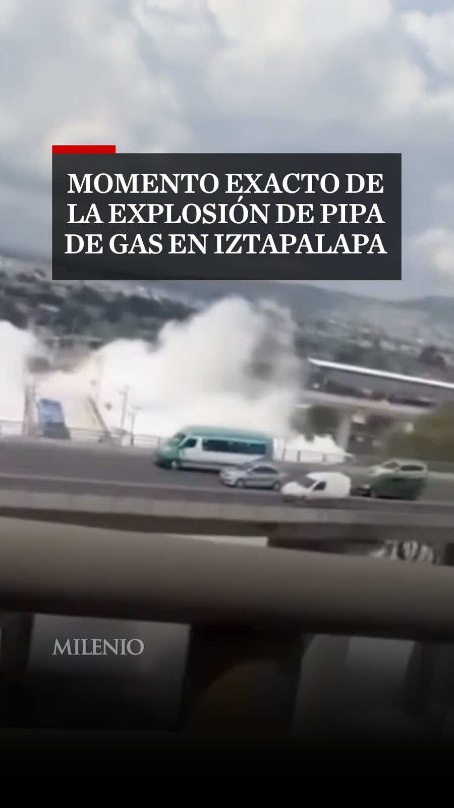 🚒 Un automovilista que circulaba por la zona captó el momento exacto de la explosión de una pipa de gas en las inmediaciones del Puente de la Concordia y la calzada Ignacio Zaragoza, en la alcaldía Iztapalapa de la Ciudad de México. En las imágenes se aprecia una nube blanca que se eleva varios metros sobre el suelo hasta la altura de un puente vehicular, e instantes después, dicha nube se convierte en una columna de fuego. #Milenio #MilenioInforma #Iztapalapa #CdMx #Pipa  