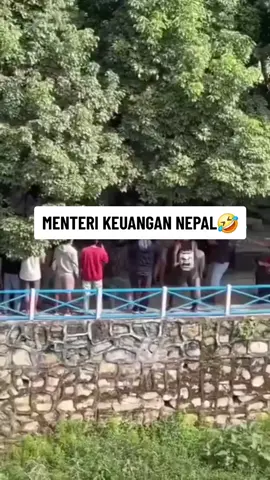 Menteri Keuangan di Nepal dikejar massa aksi demonstrasi hingga turun ke sungai#genz #menterikeuangannepal #aksidemo #nepal #viral 
