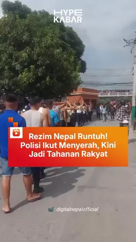 Gelombang protes yang digerakkan oleh Gen Z Nepal akhirnya meledak jadi arus perlawanan besar-besaran. Pemicu utamanya: rezim yang dinilai korup dan langkah pemblokiran media sosial yang justru memantik amarah rakyat. Rekaman-rekaman yang viral menunjukkan rakyat melucuti polisi yang kini berbalik jadi “tahanan rakyat”. Adegan itu menjadi simbol terbaliknya peta kekuasaan: yang dulu mengamankan rezim kini justru dikawal massa. Di sisi lain, laporan-laporan lapangan mengungkap sebagian polisi dan tentara memilih bergabung dengan demonstran. Dukungan ini mempercepat runtuhnya pemerintahan, hingga pada Senin 8 September 2025, Presiden Ram Chandra Poudel dan Perdana Menteri Sharma Oli tumbang dari pucuk kekuasaan. Ini bukan sekadar demo biasa. Ini adalah gelombang yang lahir dari generasi muda yang muak pada korupsi dan pembungkaman, lalu menjadikannya gerakan rakyat yang mengubah sejarah. #hypekabar #genzprotest #nepal #polisinepal #demo 