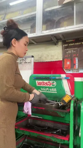 Bóng dáng sau lưng của người thợ sửa xe #suaxechihungvithanh #bodungcucanchanba #nuocruanhotdanang #garage #xuhuong 