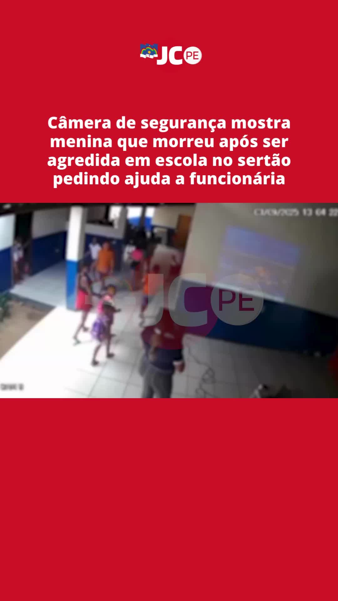 Uma cãmera de segurança registrou alguns momentos da briga em que a jovem Alícia Valentina, de 11 anos, foi agredida por colegas no banheiro da escola onde estudava em Belém do São Francisco, no Sertão de Pernambuco. Alícia teve morte cerebral determinada no Hospital da Restauração, no Recife, quatro dias após o ocorrido. O vídeo mostra um grupo de estudantes em frente ao banheiro. Logo depois, a vítima deixa o local com a mão no ouvido esquerdo e pede socorro a uma funcionária. As imagens foram gravadas no dia 3 de setembro, às 13h04, na Escola Municipal Tia Zita. Alícia usava uma camisa branca e calça jeans de lavagem clara. Ela aparece andando no pátio da escola até o banheiro, onde outros estudantes estavam aglomerados. O vídeo também registra a movimentação de alunos próximos à porta do banheiro. Em certo momento, um dos estudantes empurra outra criança, mas não é possível confirmar se Alícia foi a atingida. Segundos depois, um menino que presenciou a cena corre até o pátio e fala com uma funcionária. Logo na sequência, Alícia surge caminhando e conversa com a profissional da escola. Enquanto pede ajuda, mantém uma das mãos sobre o ouvido esquerdo e segura o nariz na tentativa de conter um sangramento. De acordo com o boletim de ocorrência, Alícia foi agredida por quatro meninos e uma menina. O documento relata que a violência começou depois que a vítima recusou-se a 