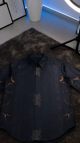 ✅Desain Slimfit Elegan - mengikuti lekuk tubuh, memberi kesan modern & percaya diri ✅Motif Dewanagari Eksklusif - corak berkelas yang penuh makna filosofi ✅Bahan Katun Premium - adem, lembut, dan nyaman dipakai seharian.                  ✅Lapis Furing - menjaga struktur kemeja tetap rapi & tidak menerawang.          ✅Cocok untuk acara formal, pesta,hingga meeting penting.                                                          ✨Saatnya upgrade gaya dengan batik yang bikin percaya diri setiap langkah! #BatikArkanza #KemejaBatikPria #BatikPremium #OOTDPria #BatikSlimfit#creatorsearchinsights 