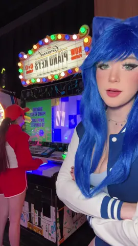 sonic and knuckles going crazy at dave and busters @Bea #soniccosplay #knucklescosplay #sonicthehedgehog #cosplayer #cosplaydance 