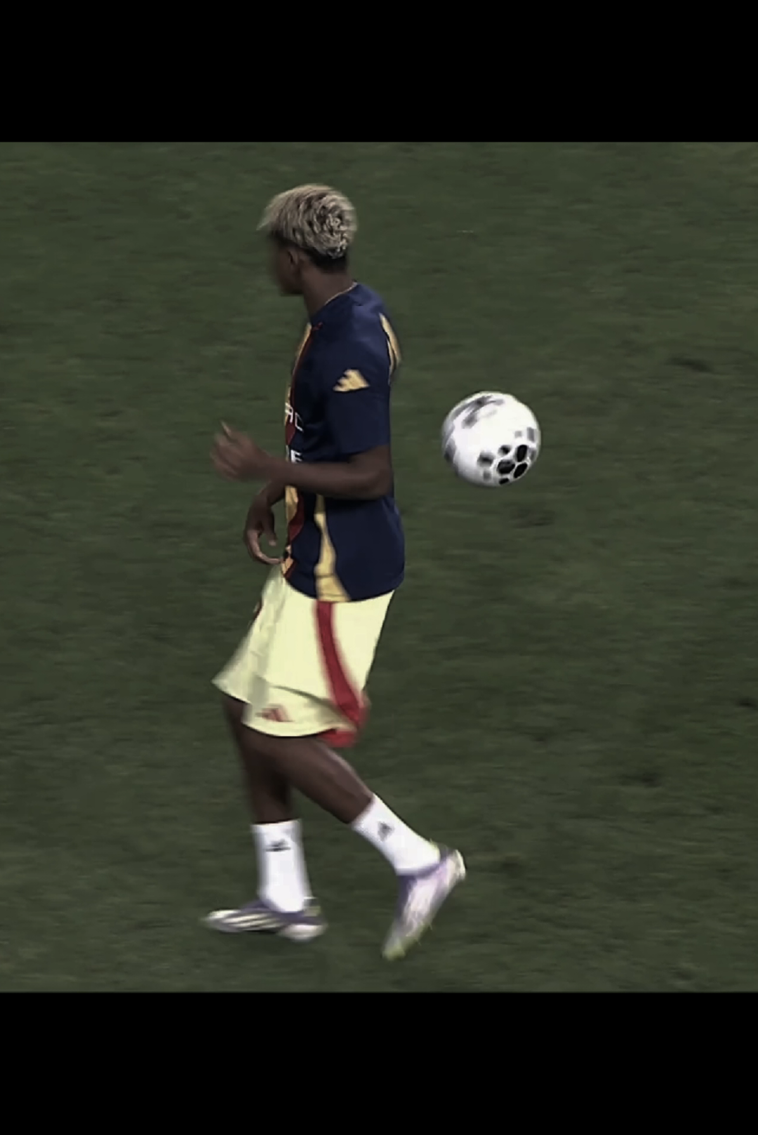 Parado no bailão 🔥 #lamineyamal #barcelona #skills #foryoupage #football 