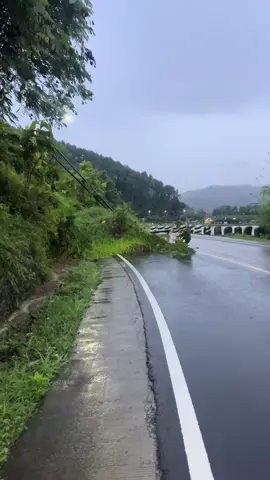 Ati ati lurrrr sing lagi/agep maring Purwokerto jalur rawalo patikraja gehh ana tanah longsor ning dalan area bendungan gerak serayu (bgs) mimin ngerekam vidio sekitar jam 05.37 an #purwokertovibes #purwokerto 