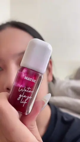 ลิปบาล์มนาติก NATIK เน้นถนอมริมฝีปาก มีส่วนผสมที่ช่วยฟื้นฟูปากแห้ง, สีปากดำคล้ำ, ปากลอก ให้กลับมาเนียนนุ่มชุ่มชื้น โดยเม็ดสีจะเบา ๆ ให้ริมฝีปากดูระเรื่อเป็นธรรมชาติ ทาแล้วริมฝีปากดูอิ่มฟู  #r#routinelipsticke#everydaylipstick#l#lipsticknatikl#lipbalmnatiklipsproducts 