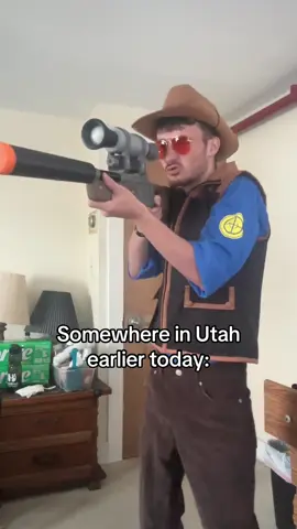 ⚠️ ITS NOT REAL ITS JUST A 3D PRINTED PROP, LOOK AT THE ORANGE TIP ⚠️ #fyp #tf2 #cosplay #tf2sniper #teamfortress2 