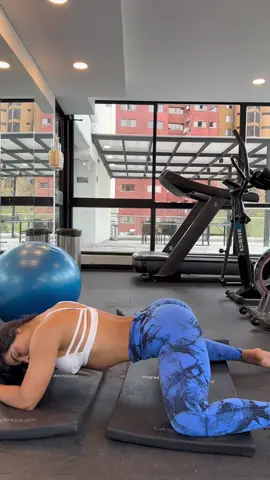 Love to stretch before the nasty workout 🙆‍♀️ #fyp #girlswholift #Fitness #GymLife #glutes 