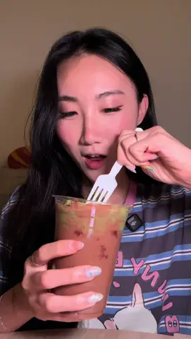 dubai chocolate strawberry cup mukbang!! i will NEVER get over this trend 😩🍓 this was from @Chocolate House #asmrfood #dessert #dubaichocolate #mukbang #chocolate 