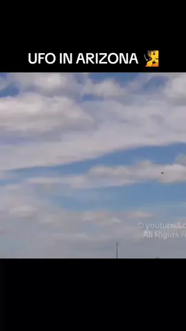 IN ARIZONA PICCOLA NAVICELLA GIOCA CON UN  AEREO MILITARE MILITARE 