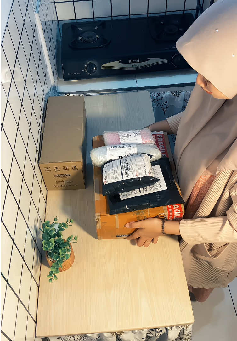 maasya Allah akun kecil  yang baru dibangun kemarin sore  udah mulai nerima sampel gratis🥹 #affiliatetiktok #sampelgratis #homeliving 