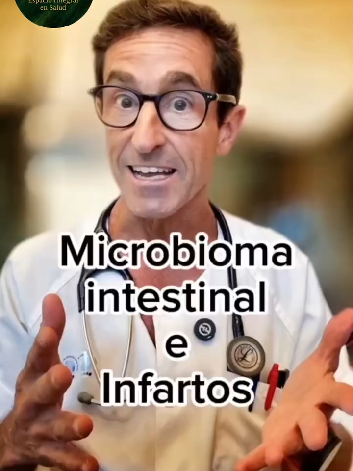 Nuestro intestino no solo digiere: también produce moléculas que impactan en todo el cuerpo. Una de ellas, el Propionato de Imidazol, se asocia con placas de ateroma y mayor riesgo cardiovascular. Clave: no depende de cuánta histidina comemos (presente en alimentos de origen animal), sino del estado de la microbiota. Cuando hay disbiosis —muy común en resistencia a la insulina y diabetes tipo 2— ciertas bacterias elevan esta molécula. Por eso, más que “sacar huevos, pescados o carnes”, el foco es recuperar el equilibrio intestinal. 🌿 ¿Cómo cuidamos la microbiota? 1. Desparasitación responsable y periódica Como parte del cuidado integral, contemplamos protocolos de desparasitación (planificados y con seguimiento) para disminuir carga parasitaria y biofilm, siempre cuidando el eje digestivo: higiene alimentaria, hidratación, orden digestivo y soporte de hígado, barrera intestinal e inmunidad. Es un abordaje natural y complementario; no reemplaza controles médicos. 2. Menos ultraprocesados: Aditivos, edulcorantes y emulsificantes favorecen la disbiosis. 3. Fermentados de verdad: Yogur, kéfir, chucrut, kimchi o natto mejoran diversidad y resiliencia microbiana. 4. Gestión del estrés: Cuidar el eje cerebro–intestino (respiración vagal, descanso, movimiento) ayuda a recalibrar el ecosistema. 5. Micronutrientes claves: El adecuado aporte de minerales (p. ej., magnesio) puede modular rutas bacterianas vinculadas a esta molécula. 6. Sol con conciencia: El eje piel–intestino también participa: exposición solar medida favorece el equilibrio. 📽️ Créditos: @jorgegarciadihinx • Mastrangelo, A. et al. Imidazole propionate is a driver and therapeutic target in atherosclerosis. Nature (2025). PMID: 40670786. • Molinaro A et al. Imidazole propionate is increased in diabetes and associated with dietary patterns and altered microbial ecology PMID: 33208748 • Fan L et al. Magnesium and imidazole propionate. PMID: 33487303 • Molina-Torres G e tal. Stress and the gut microbiota-brain axis. 2019 PMID: 30844962 • Bosman ES et al. Skin Exposure to Narrow Band Ultraviolet (UVB) Light Modulates the Human Intestinal Microbiome.2019. PMID: 31708890