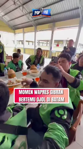 Wakil Presiden RI Gibran Rakabuming Raka mengajak 280 pengemudi ojek daring untuk makan bersama di tengah kunjungan kerjanya ke Batam Kepulauan Riau.  Setelah ratusan pengemudi ojek daring itu berkumpul di Restoran Barelang Seafood, Gibran pun langsung menyambangi satu-persatu pengemudi ojek daring tersebut dan bertanya tentang keseharian pada driver itu.  Gibran menegaskan para pengemudi ojol itu adalah salah satu bagian penting dari nadi ekonomi nasional, terutama di Batam.  Source : m.bahrunnajach #popfmindonesia #wapres #gibranrakabumingraka #ojol #batam 