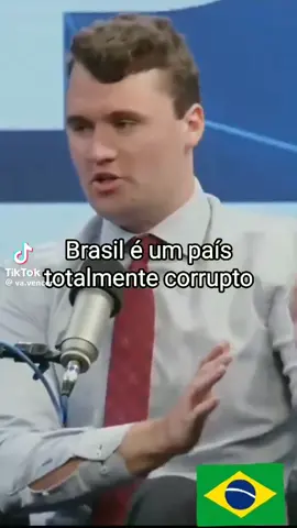 Influenciador conservador Charlie Kirk foi assassinado durante evento no interior dos EUA. Kirk foi atingido no pescoço cerca de 20 minutos após começar a discursar no campus de uma universidade em Utah. Charlie Kirk sobre o Brasil:  “É um país totalmente corrupto, um país quebrado que não cresce há 20 anos… e agora com Lula se tornando presidente eles vão se tornar uma colônia da China” Já nos tornamos uma colônia da China…. #CharlieKirk #esquerda #direita #usa #teump