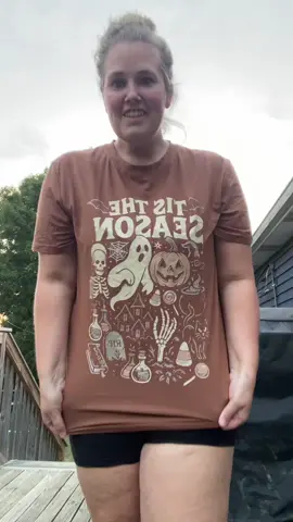 Where are my fall girlies at?? This is a super stretchy material and cute graphics! #halloween #falloutfits #halloweenshirt 