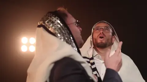 Watch a beautiful new music video 'Shir Lemalkeinu' by brothers Shuki & Yanky Solomon 🎤 🎤 🎤 #brother  #singingtogether #newmusicvideo #piano #grandpiano 