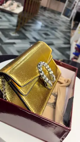 Pochette de ceremonie Doré 💛👛Whatsapp : 777573095 #fyppppppppppppppppppppppp #bideewaccessories #foryoupage❤️❤️ #tiktoksenegal🇸🇳 #viralvideos 