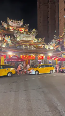 Raohe St Night Market is one of the pasar malam in Taipei city. Here you can find  a lot of Taiwan local food to eat and Taiwan things to buy. #taipei #taipei_taiwan #taipeifood #台北美食 #taiwannightmarket 