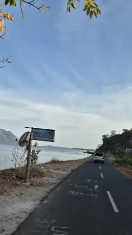 secantik ini lho... naik motor sudah dapat melihat indahnya laut dengan pulau2 cantiknya...  Alor bercerita...  ketika datang penuh curiga.  ketika pamit pulang menangislah kita..  bukan slogan tapi itulah nyatanya... ❤❤❤