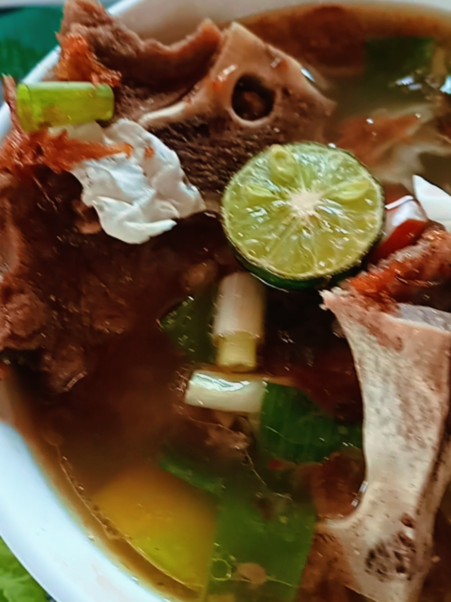siang ini diculik LG SM mami di ajak mkn siang cusssss meluncurrrrr😍 Di wargun ad RM baru namanya SOP iga sibungsu,pilihan menunya buanyakkk.tinggal dipilih sesuai selera y. yg kita pesen adalah Es kopyor,,es buah,th manis,sopi iga,Ayam bakar,ikan beunteur,goreng belut,karedok Pete bakar Pete mentah,sambelnya dikasih 3 rupa y.sambel ijo,sambel rampai sama sambel merah.setelah dicoba yg paling nendang adlh SOP iganya khas bngt dilidah rasanya syedeeppp.Recomend y tempatnya luaasss cocok tuk mkn2 bersama teman dan klrga,slmt mencoba😍 harganya brsahabat yaaaa #Mksh  mami@Nissaaa08  semoga rezekinya semakin berlimpah amin🤲 #kuliner Lebak,banten