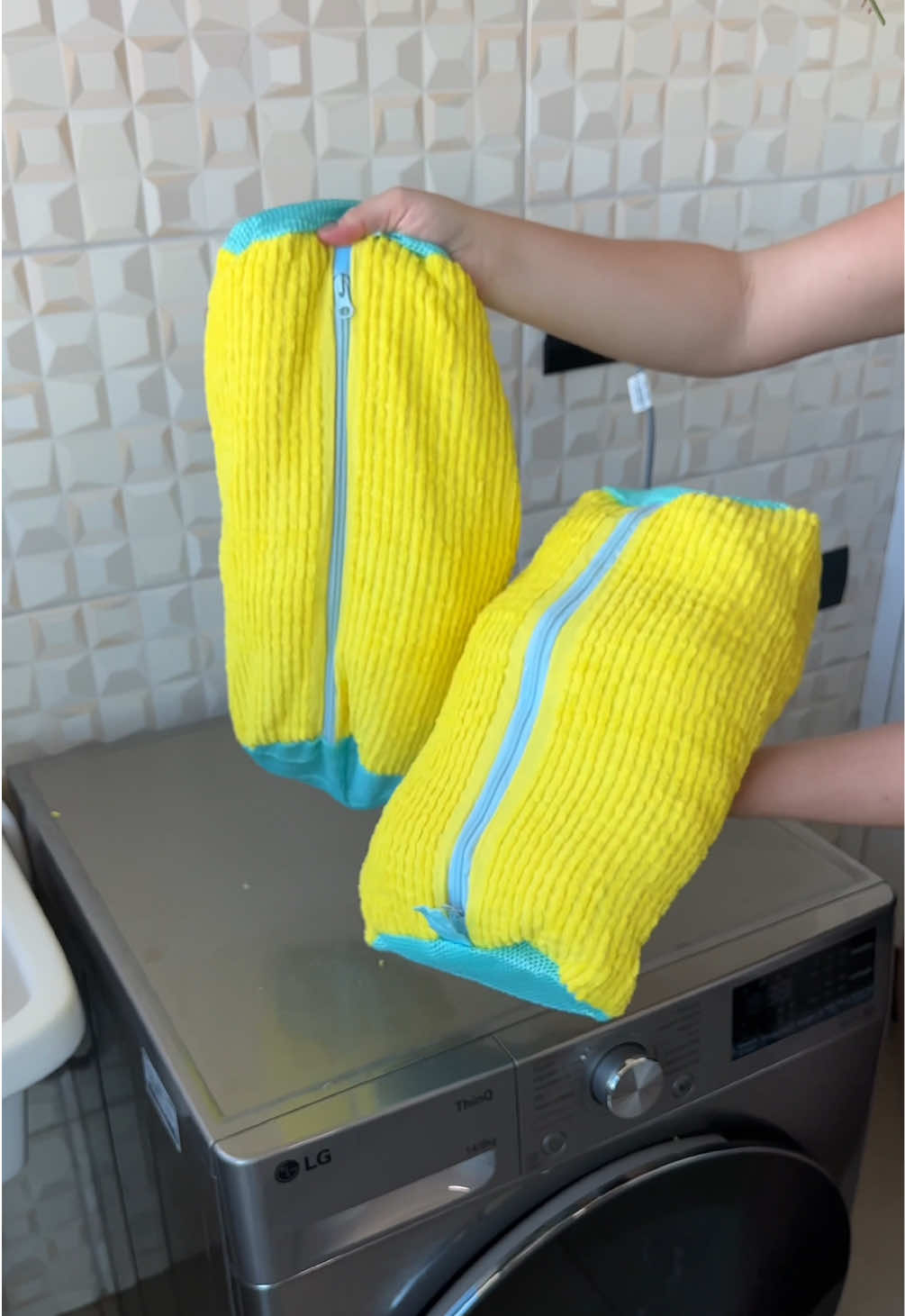 Compre esse saco de lavar tênis e AMEEEIIII