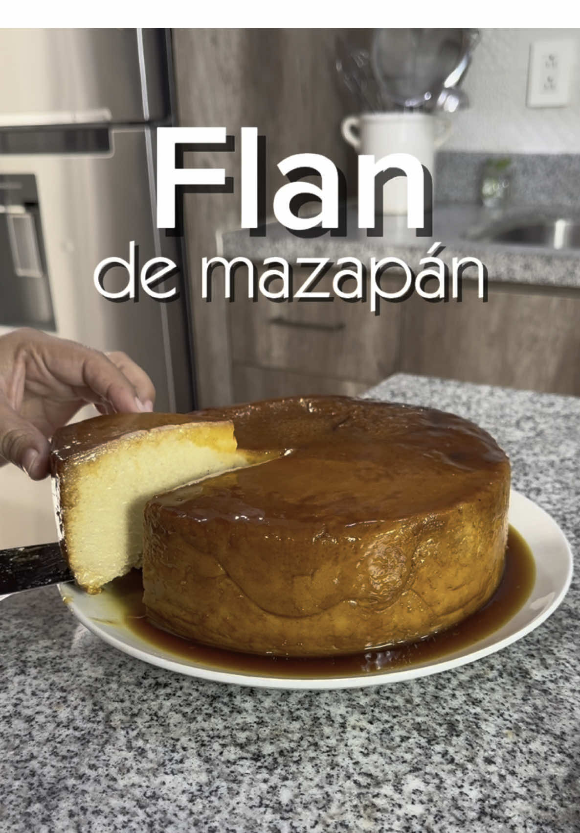 🍮✨ Flan de Mazapán Cremoso Un clásico con un giro mexicano 😍: suave, cremoso y con ese saborcito inconfundible del mazapán. Aquí te dejo la receta 👇 📝 Ingredientes 	•	¾ taza de azúcar (para el caramelo) 🍯 	•	1 lata de leche condensada (387 g) 🥛 	•	1 ½ latas de leche evaporada (540 g aprox.) 	•	300 g de mazapán (aprox. 6 piezas) 🌰 	•	275 g de queso crema (1 barra + un poco más) 🧀 	•	10 huevos 🥚 	•	2 cdas de vainilla 🌿 👩‍🍳 Preparación 	1.	Prepara el caramelo con el azúcar y cubre el fondo del molde. 	2.	Licúa la leche condensada, leche evaporada, mazapán, queso crema, huevos y vainilla hasta integrar. 	3.	Vierte la mezcla sobre el molde con caramelo. 	4.	Cocina a baño María sobre la estufa 2 horas, o en el horno a 170 °C por 1h 40 min. 	5.	Deja enfriar, refrigera toda la noche y desmolda. ✨ ¡Y listo! Un flan alto, firme y lleno de sabor a mazapán. 👉 Cuéntame en los comentarios: ¿Flan tradicional o le das una oportunidad a este de Mazapán? #FlanDeMazapán #RecetasMexicanas #PostresCaseros
