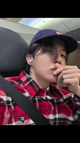 separuhku jhopeee  hope on weverse  🐿️ : Yeaahh/wohoo 👍💜 #junghoseok #jhope #armybts #jhopebts #viral 