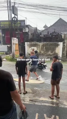 Kelakuan orang orng saat banjir🤣