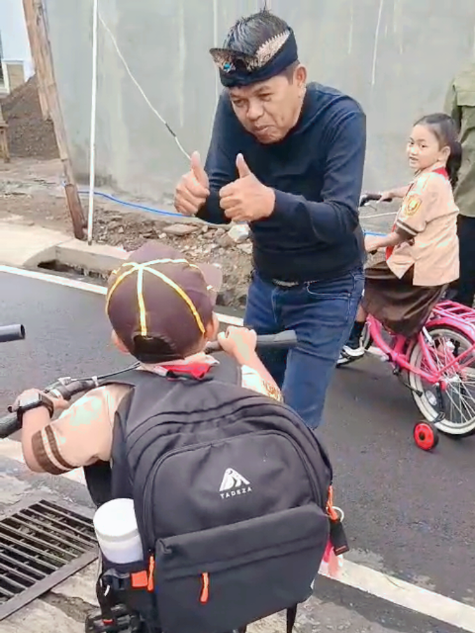 Idan siap berangkat sekolah dapet 2 jempol dari bapak gubernur Jawa barat 🥰🥰🥰 #kdm #fyp #idan 