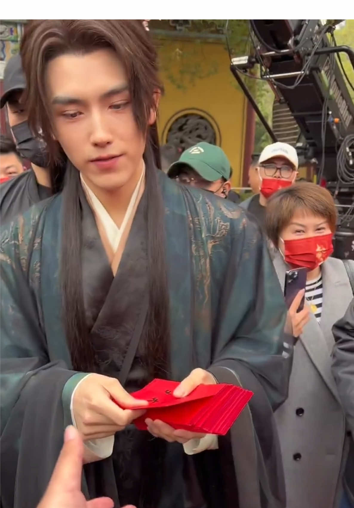 Selamat pagi dari feiyu yang bagi-bagi hongbao xixi  #whendestinybringsthedemon #chenfeiyu #陈飞宇 #arthurchen #masukberanda 
