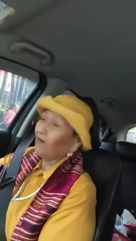Kejebak macet di Jakarta? Basi kan ya? Hidup (dan pikiran bawah sadar) sering banget mirip sama macet. 🚦 Kita ambil jalan yang terasa familiar, dan tanpa sadar kejebak di pola yang sama—ujungnya macet lagi. Tapi meski “macet” nggak bisa dihindari, rasanya tetap bisa kita ubah. Hari ini aku bareng Oma, sama-sama lapar 😅 daripada kesal, sebelum dia cranky, aku nyalain live, pasang filter, dan tiba-tiba macet jadi momen ketawa bareng kalian. Intinya: kita mungkin nggak bisa kontrol polanya, tapi kita selalu bisa pilih vibe-nya. 💫 👉 Nah, kalau kamu… biasanya ngapain biar stuck moment berubah jadi happy moment? #tiktoklive #livehighlights  #coachve  #funwithoma  #livethelife 
