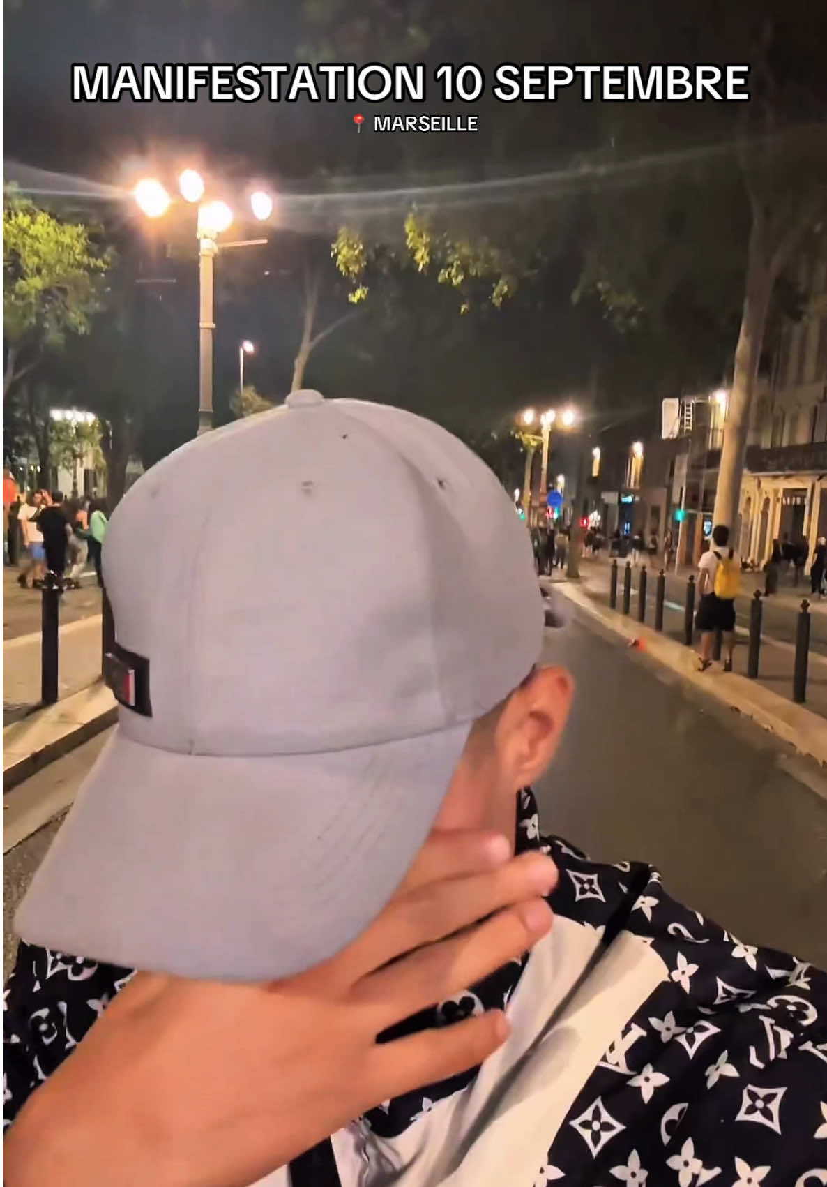 😱🤯Pendant que j’étais posé dans une cafétéria le soir du 10 septembre, les CRS ont gazé les manifestants sans même penser aux personnes autour ni aux commerçants. Lancer des bombes lacrymogènes sur la foule, c’est vraiment du grand n’importe quoi🤦🏻‍♂️💔  #manifestation #manif #10september #marseille #manifestacion 