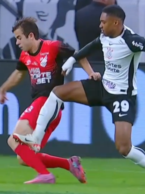 lance de cartão vermelho para o Corinthians e o juiz nao deu #copadobrasil #Corinthians #atlheticoparanaense #var #expulsão 