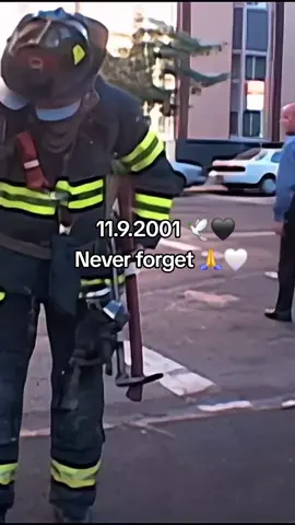 Never forget 🤍🙏🖤🕊 Am 11. September 2001 ereignete sich in den USA einer der schwersten Terroranschläge der Geschichte. In den frühen Morgenstunden entführten Mitglieder der Terrororganisation al-Qaida vier Passagierflugzeuge. Zwei davon steuerten sie gezielt in die Zwillingstürme des World Trade Centers in New York City. Der erste Einschlag erfolgte um 8:46 Uhr Ortszeit in den Nordturm, der zweite um 9:03 Uhr in den Südturm. Beide Hochhäuser stürzten innerhalb weniger Stunden vollständig ein. Ein drittes Flugzeug wurde um 9:37 Uhr in das Pentagon bei Washington, D.C. gelenkt, den Sitz des US-Verteidigungsministeriums. Das vierte Flugzeug, United Airlines Flug 93, war vermutlich ebenfalls für ein Ziel in Washington bestimmt. Passagiere wehrten sich jedoch gegen die Entführer, woraufhin die Maschine um 10:03 Uhr in einem Feld in Pennsylvania abstürzte. Insgesamt kamen bei den Anschlägen fast 3.000 Menschen ums Leben, darunter viele Feuerwehrleute, Polizisten und Rettungskräfte, die versuchten, Menschen aus den brennenden Türmen zu retten. Millionen verfolgten die Ereignisse live im Fernsehen und waren schockiert über die Gewalt und Zerstörung. Die Anschläge vom 11. September 2001 hatten weitreichende Folgen: Sie führten zu einem weltweiten 