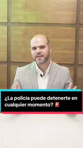 🚔 ¿La policía puede detenerte o entrar a tu casa sin permiso? Mucha gente cree que sí, pero la Constitución dice otra cosa. El artículo 16 es claro: solo con orden judicial, salvo 3 excepciones (flagrancia, auxilio urgente o desastre). Si entran fuera de eso → es ILEGAL. ⚖️ La SCJN incluso ha invalidado pruebas por cateos sin orden. 👉 Comparte este video y guárdalo. Saberlo puede salvarte de un abuso de autoridad. #TipsLegales #AbusoDeAutoridad #Mexico #Noticias #ConstitucionMexicana 