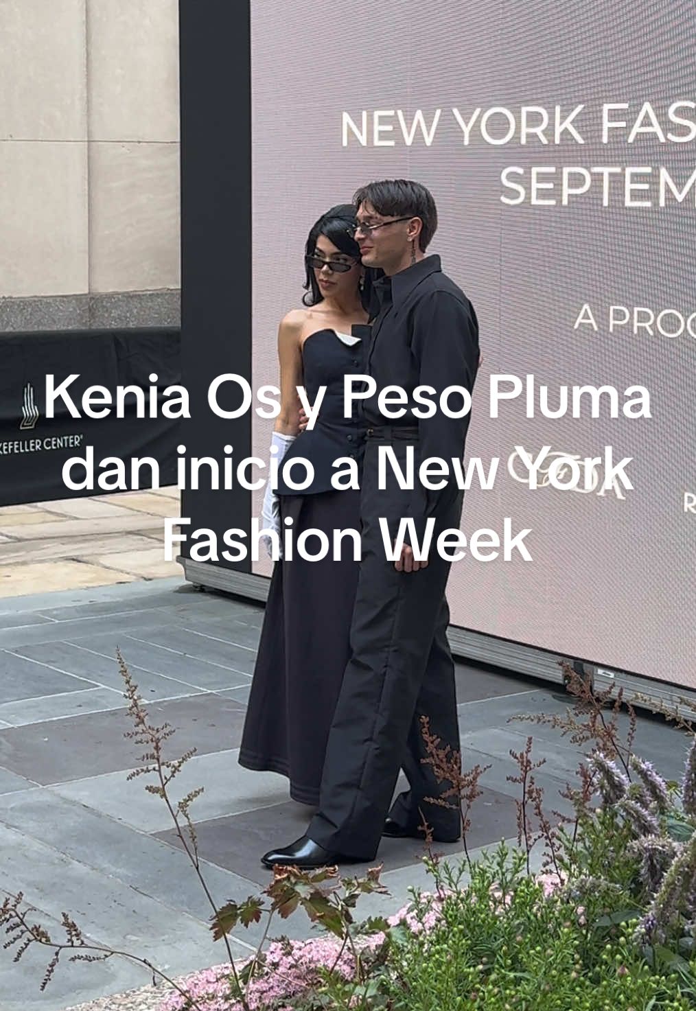 ¡#Mexico está en #NYFW! @KeniaOs y @Peso Pluma fueron lo invitados al cóctel de Thom Browne y Michael Kors previo al inicio de la semana de la #moda en Nueva York. #PesoPluma #KeniaOs 